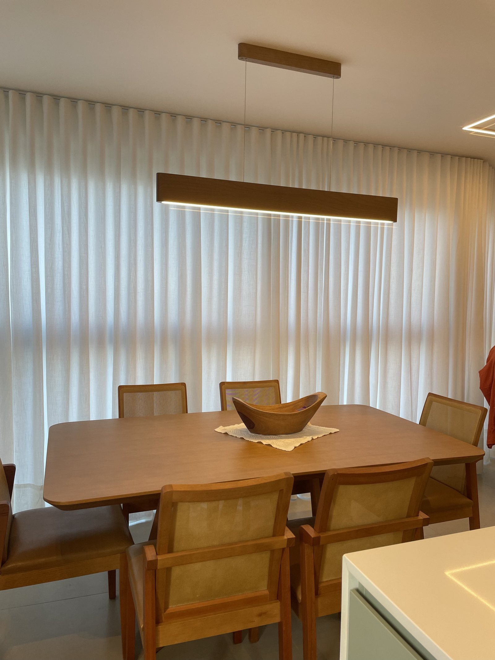 Cortina sob medida em sala de jantar com mesa de madeira